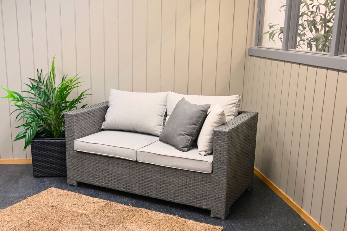 Cube sett 2+1+1 m/puter+spisebord - gråmelert/strandgrå